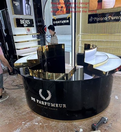 Dulap modern de afișare parfumuri pentru un magazin fără taxe