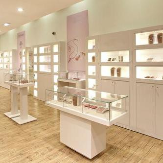 Atractia eleganței: vitrine de bijuterii care redefinesc comerțul cu amănuntul de lux